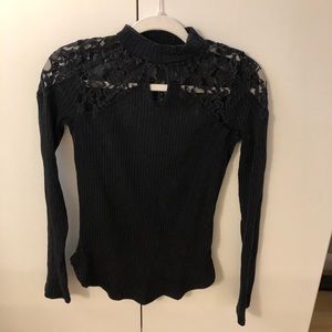 Fitted long sleeve shirt with lace details